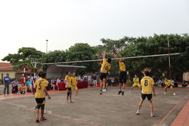 Giao hữu bóng đá nam và bóng chuyền nam giữa Công ty CP Viglacera Hạ Long và Công an thành phố Hạ Long